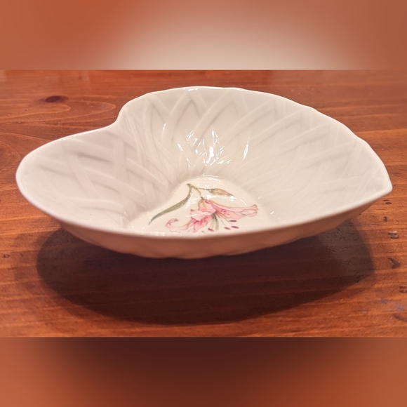 Belleek China Country Trellis heart shaped dish - Picture 6 of 6